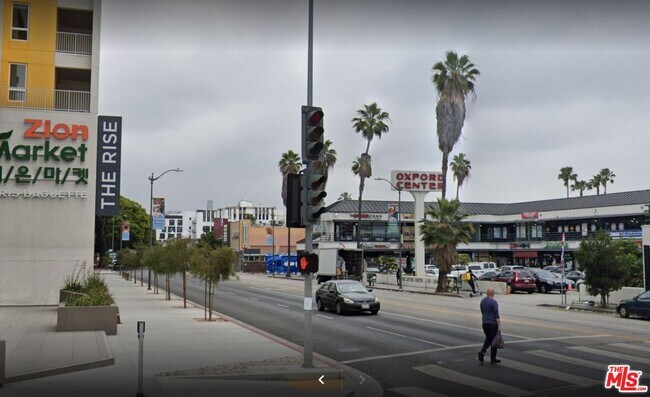 Building Photo - 737 S Oxford Ave