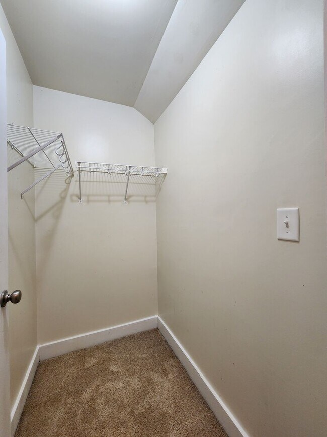 Building Photo - 3 Bedroom home with an upstair bonus room ...