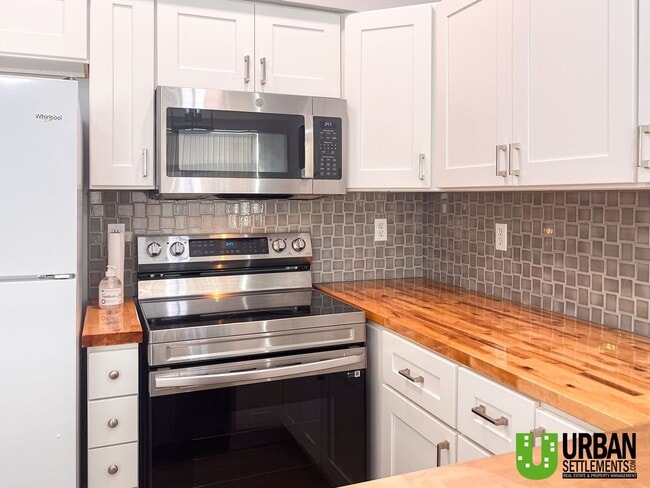 Building Photo - Bright 2 Bedroom Condo in Beautiful Libert...