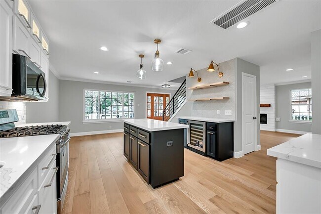 Building Photo - 12744 Point Aquarius Blvd