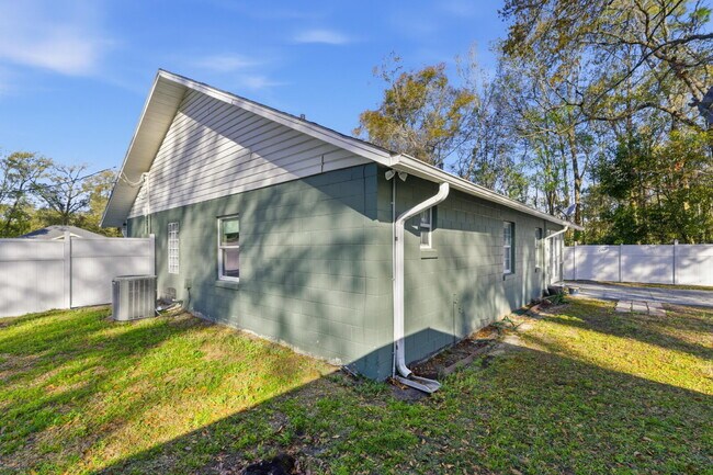 Building Photo - Newly remodeled Lovely 3-bed 2 Bath Home in desirable Location!!