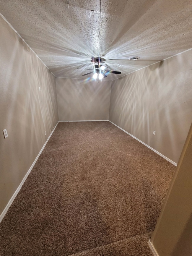 Building Photo - 4 bed 1.5 bath move in ready