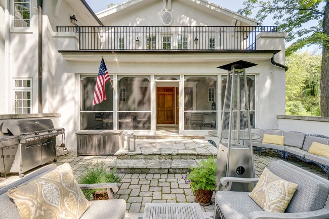 Building Photo - 755 Sheridan Rd