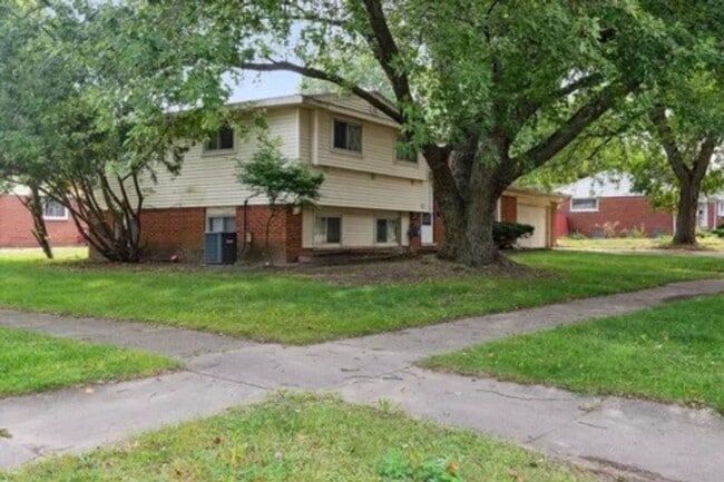 Building Photo - 4 Bedrooms 2 Bathroom