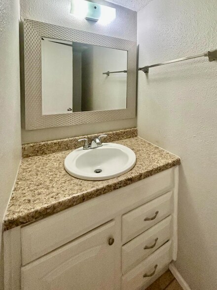 Building Photo - 3836 Englewood Cir