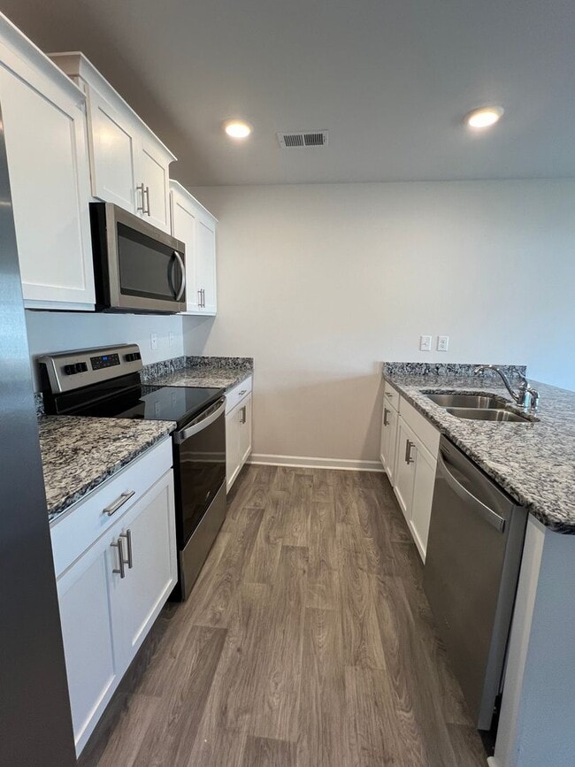 Building Photo - 4 Bed 2.5 Bath