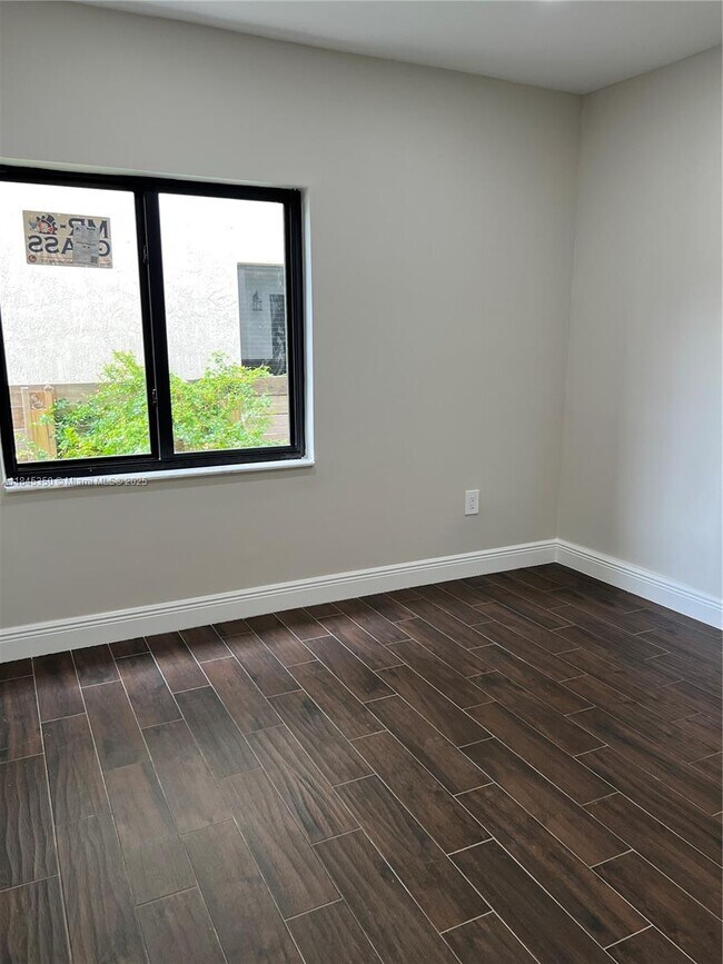 Building Photo - 1134 SW 12th Ct
