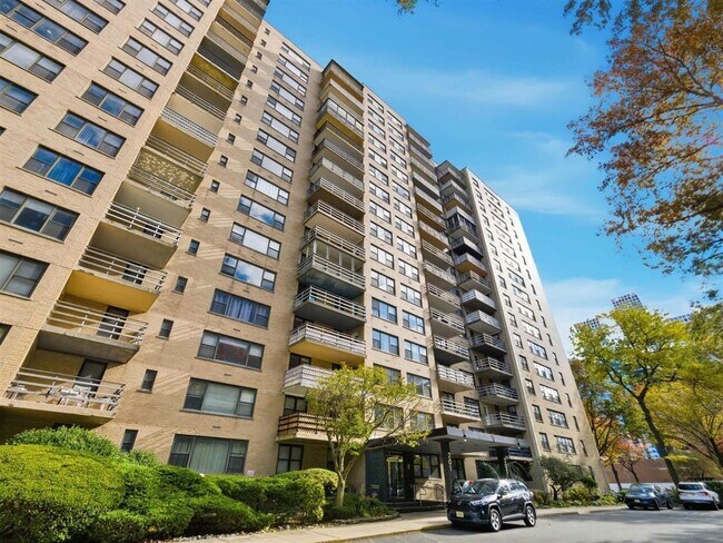 Building Photo - 201 St Pauls Ave