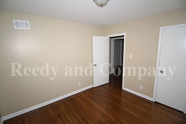 Building Photo - 5127 Kingswood Cir