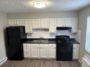 Building Photo - Spacious 2-Bedroom Living in a Quiet Commu...