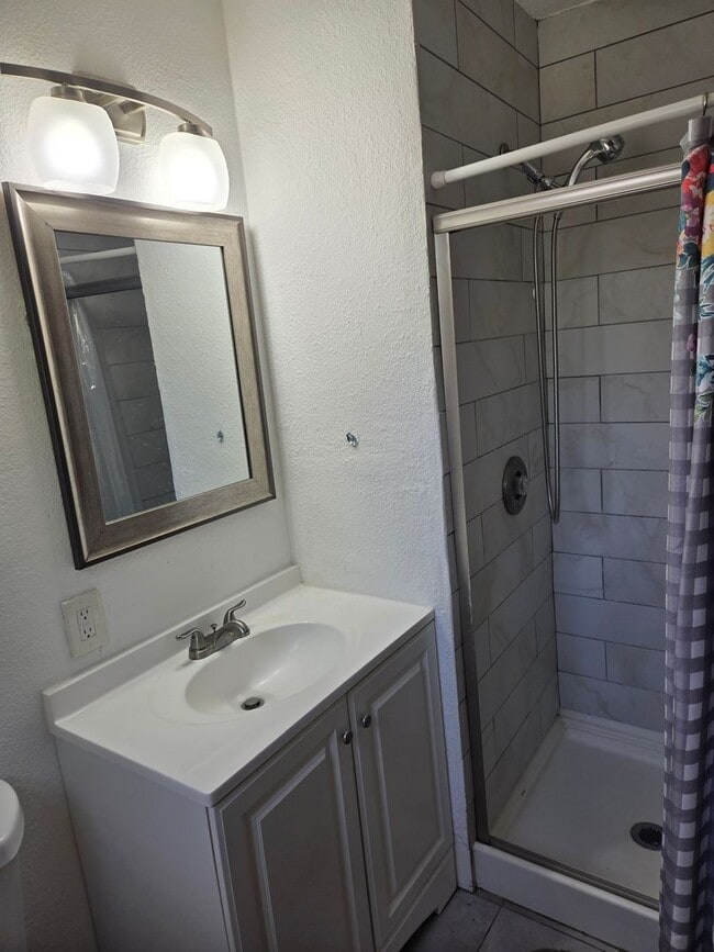 Building Photo - Beautifully Updated 3 Bed, 2 Bath House