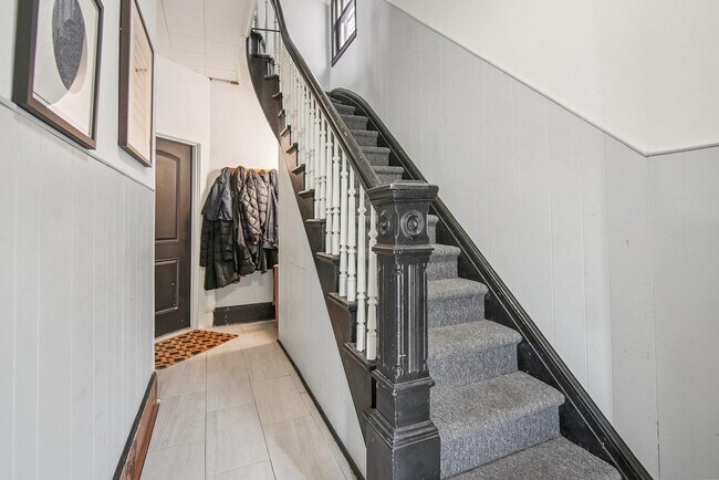 Building Photo - 314 25th St