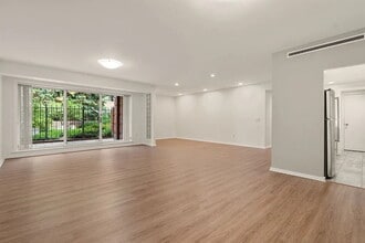 Building Photo - Stylish & inviting, this southeast-facing 1 bed 1 bath in the coveted University Green offers