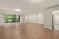 Building Photo - Stylish & inviting, this southeast-facing 1 bed 1 bath in the coveted University Green offers