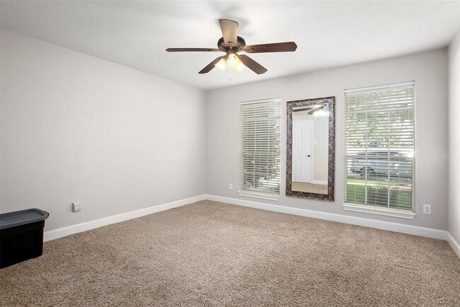 Building Photo - 617 Woodview Dr