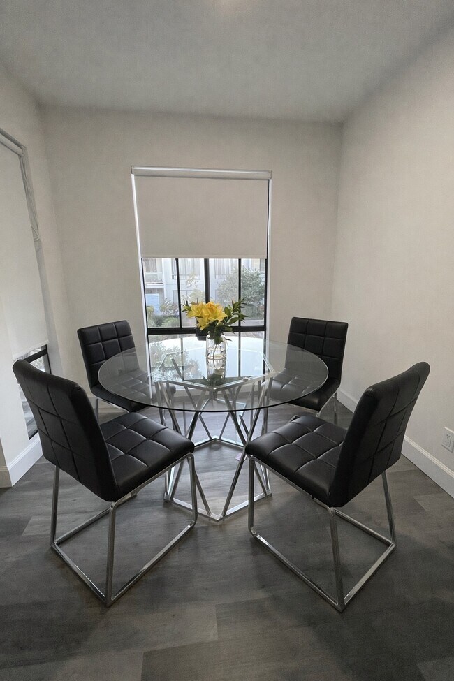 Building Photo - 4 Commodore Dr