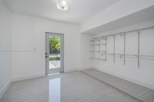 Building Photo - 590 SW 23rd Ave
