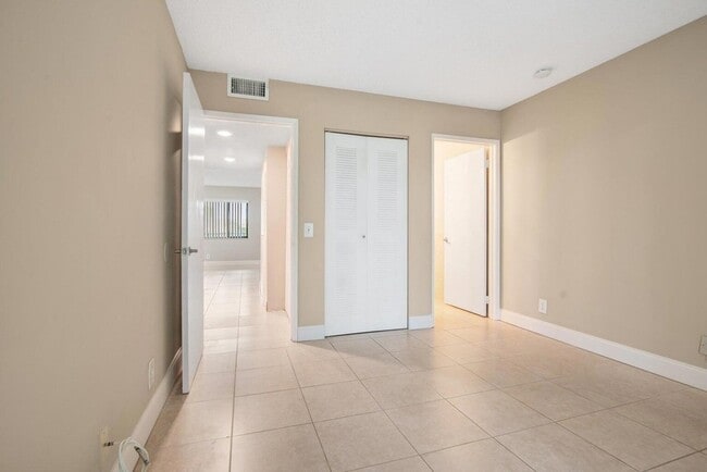 Building Photo - 516 Meadows Cir