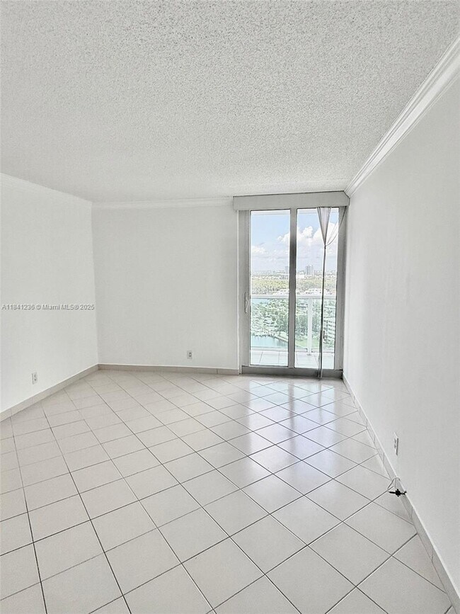 Building Photo - 100 Bayview Dr