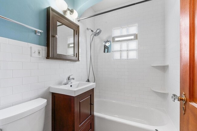 Building Photo - 2300 NE McKinley St