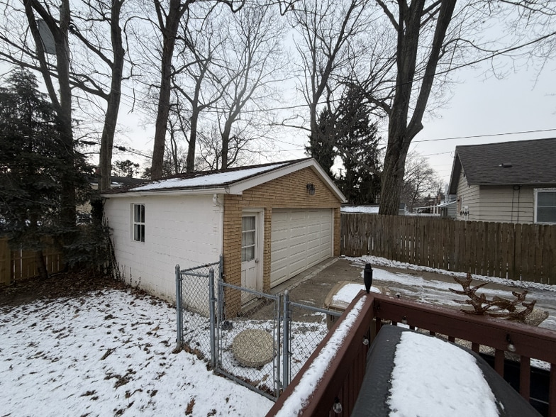 Building Photo - 821 Davis Ave