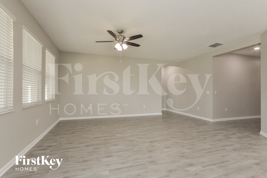 Building Photo - 921 Carmillion Ct