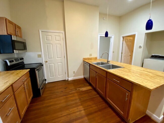 Building Photo - JUST REDUCED!  Olympia