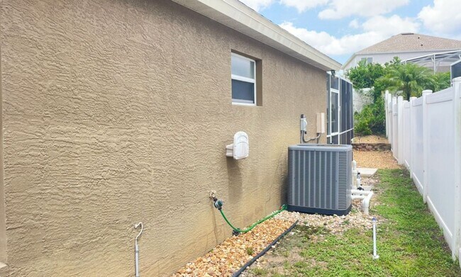 Building Photo - 4 BR 3 BA          POOL HOME    Highlands ...