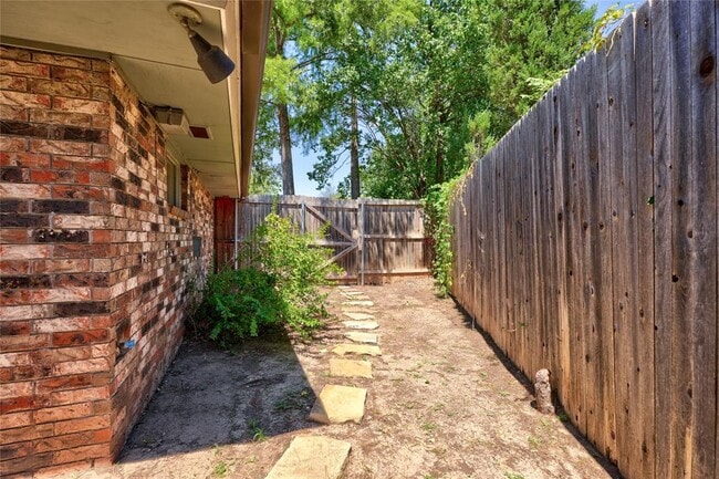 Building Photo - 6325 Glenbrook Ct