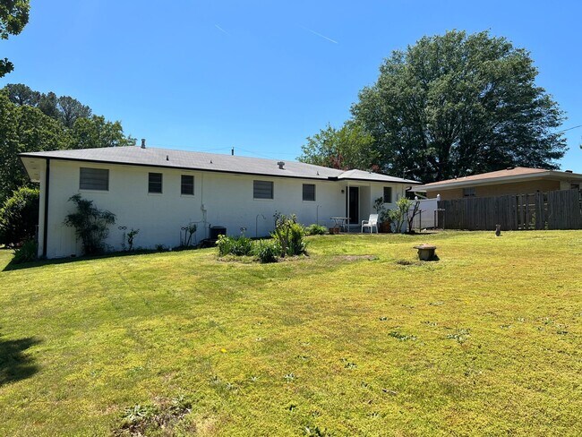 Building Photo - 409 High Hill Rd