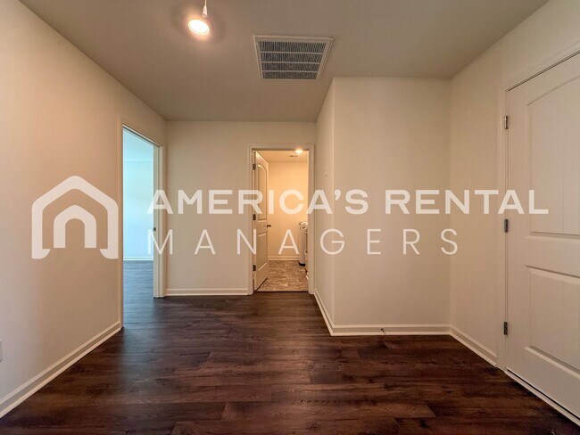 Building Photo - Move-in Special! Beautiful 5 Bed, 2 Bath h...