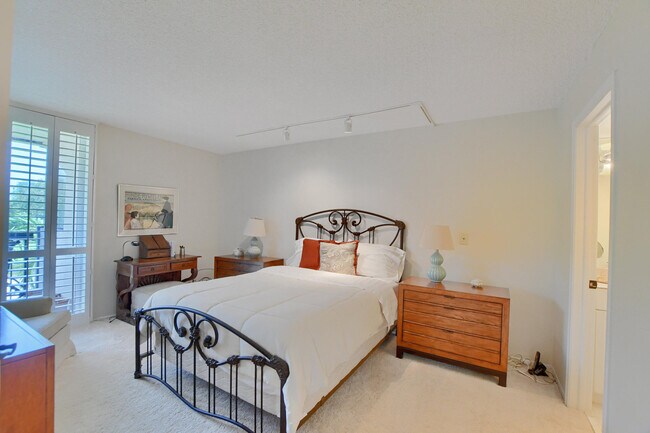 Building Photo - 1731 Bridgewood Dr