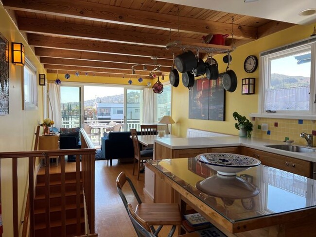 Building Photo - Adorable Sausalito Houseboat Fully Furnish...