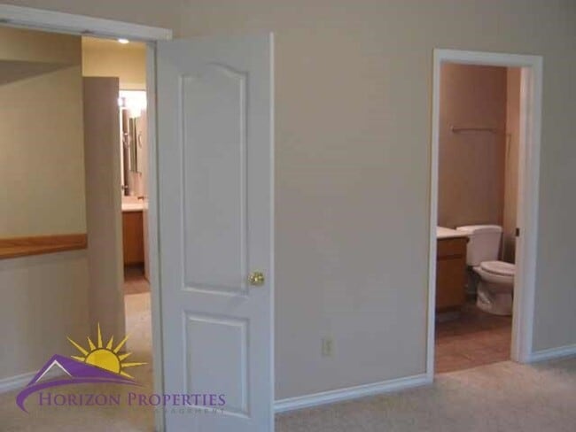 Building Photo - Open 2 Bed 2 Bath Natomas Duplex Unit