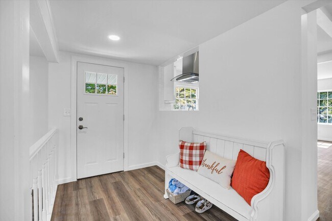 Building Photo - 1212 W Healey St