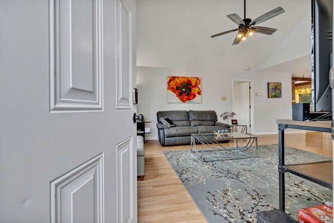 Building Photo - 3 bedroom/2 bathroom Home