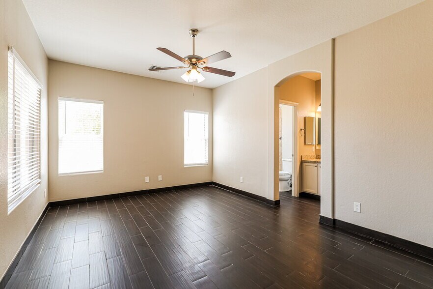Building Photo - 9204 E Muleshoe St