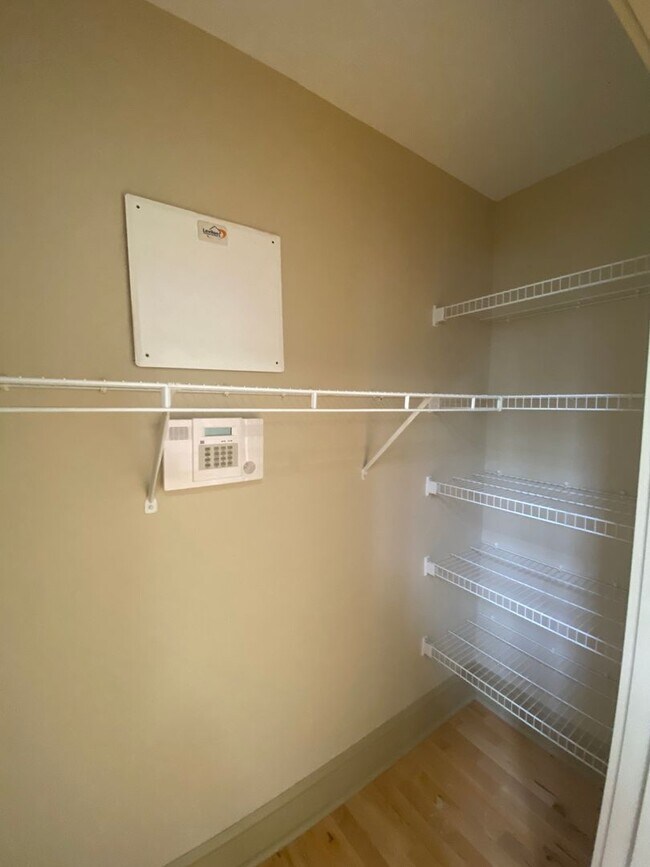 Building Photo - Renovated 2 Bed 1 Bath Apartment with W/D!