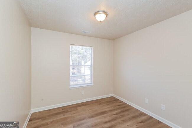 Building Photo - 145 W Village Ct