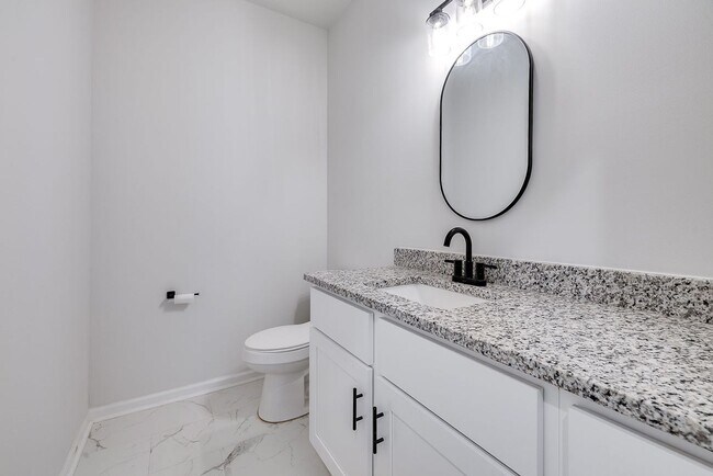 Building Photo - Like-New 4BR, 2.5BA Home with Privacy Fenc...