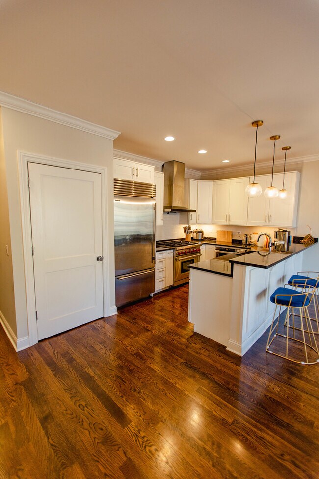 Building Photo - 843 W Fletcher St