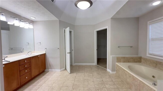 Building Photo - 2016 Jameson Cir NE