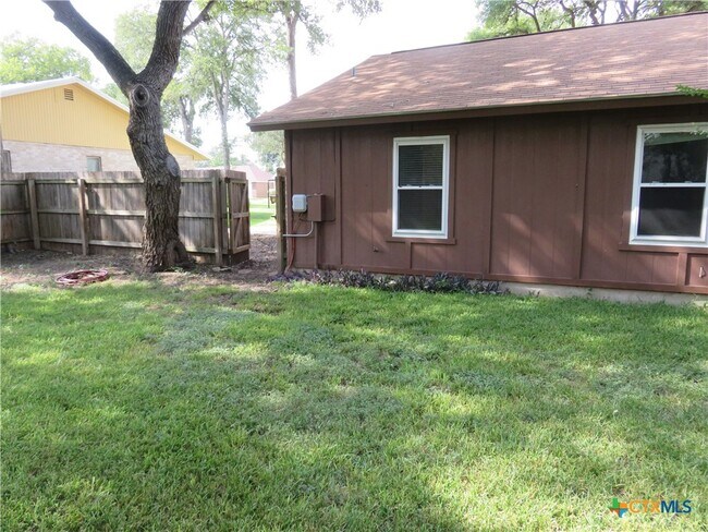 Building Photo - 139 Lone Oak St