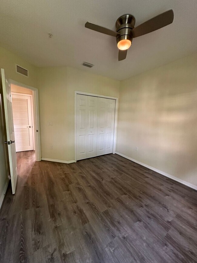 Building Photo - 3/2/2 Town Home Style Condo at Maintenance...