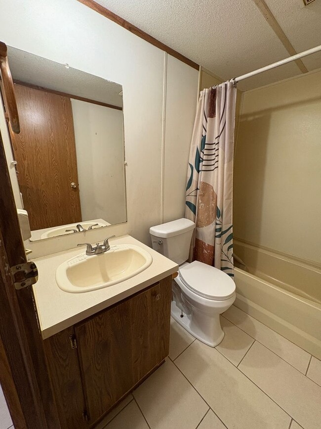 Building Photo - Spacious singlewide on private lot!