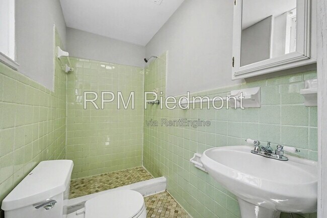 Building Photo - 1231 Stoneybrook Dr SE