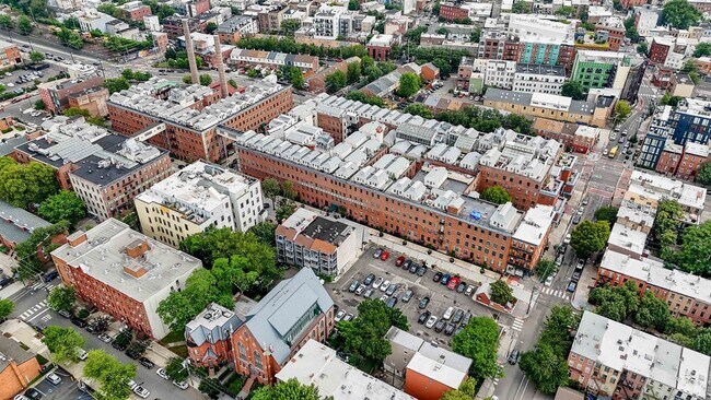 Building Photo - 187 Wayne St