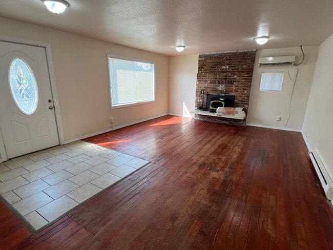 Building Photo - Spacious 3 bed, 1 bath, a/c, d/w and bonus...