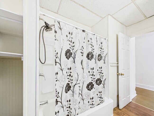 Building Photo - 735 N George St