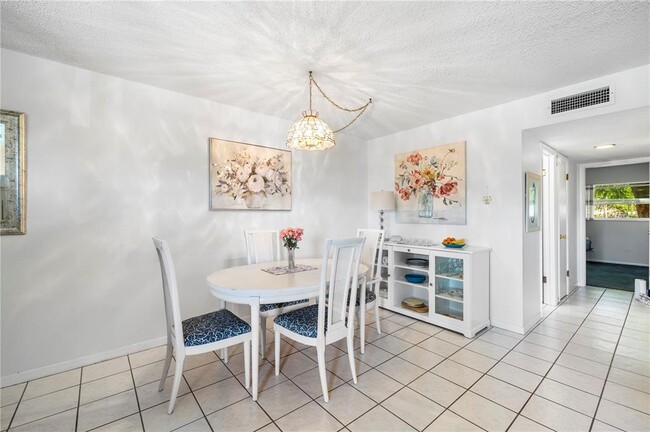 Building Photo - 2525 W Bay Dr